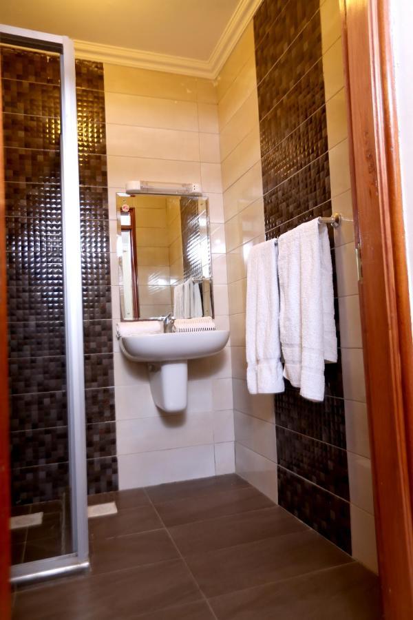 Homestay Esao Airport Suites *