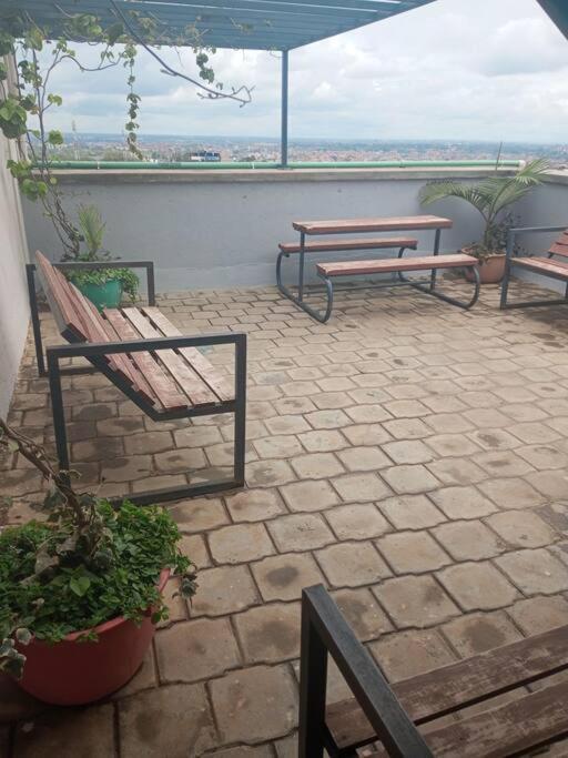 Secure 1 Bedroom + Lounge & 24hr Cafeteria Service *