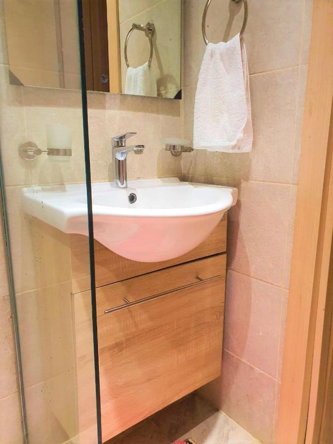 Charming Cosy One Bed With Heated Pool