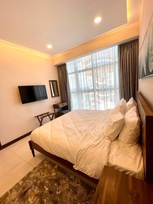 Apartment Tranquility In The Midst Of Vibrance *
