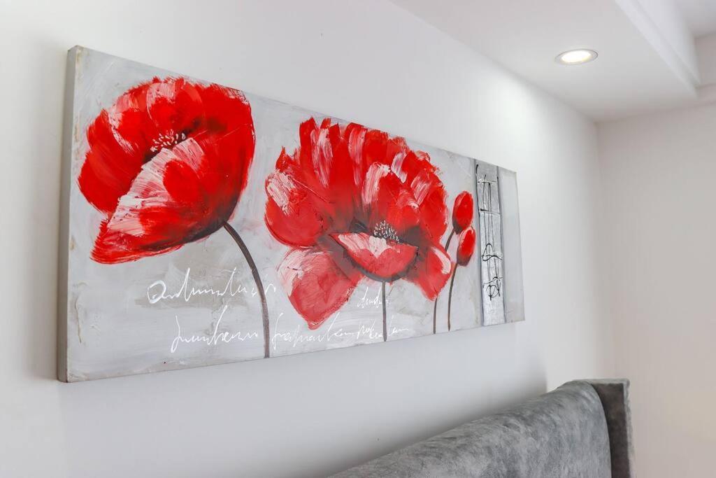 Lovely Furnished Cozy 2bed/room Apartment *