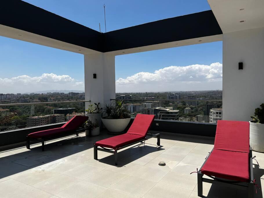 Spacious With Balcony At Escada Apartment
