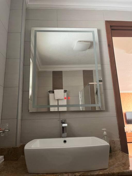 Apartment Elegant, Serene Furnished And Serviced Apartment. *