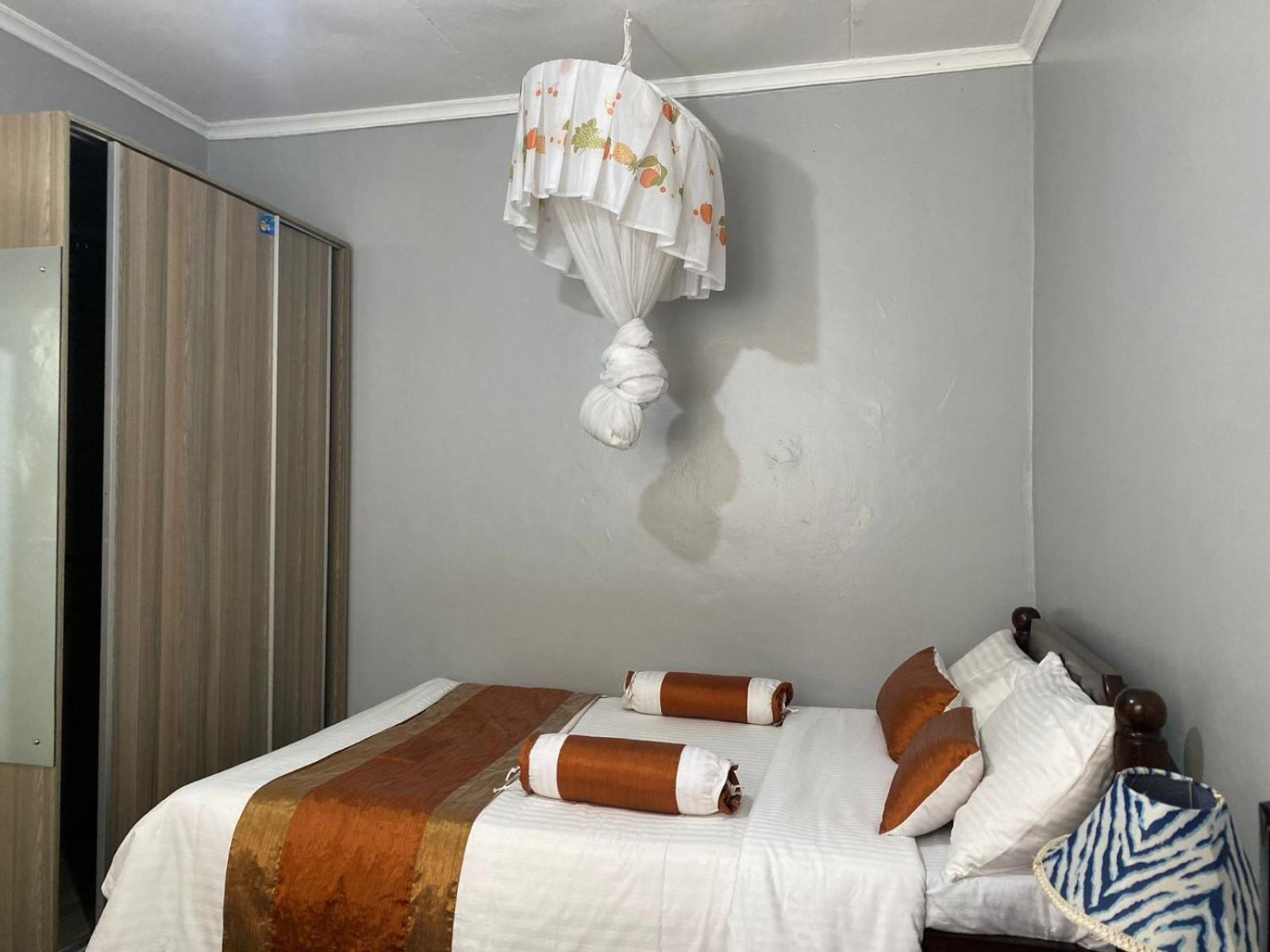 Holiday home Quaint One Bedroom Near Main Airport *