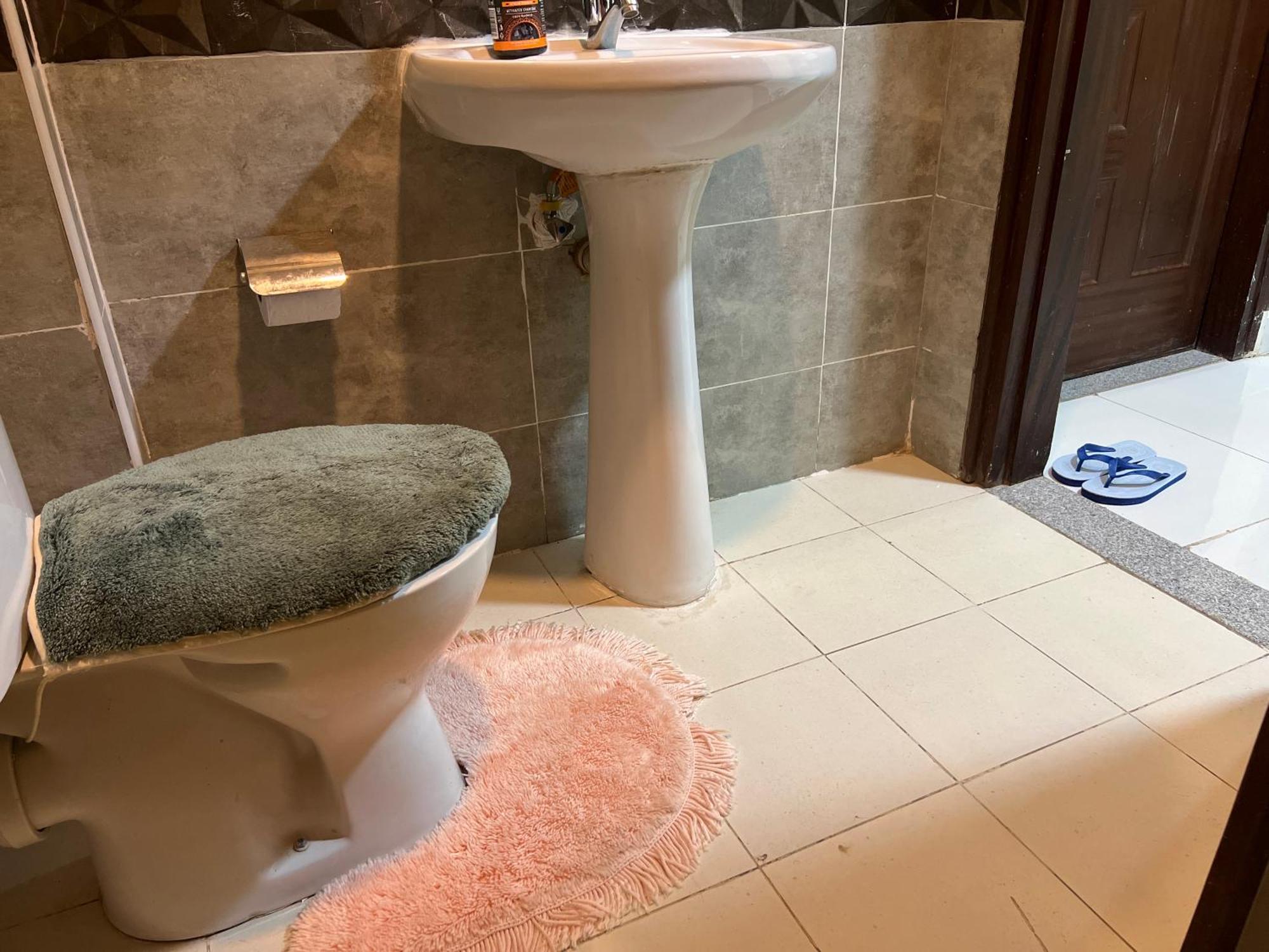 Fully Furnished 2 Bedroom With A Spacious Balcony Behind Gateway Mall 10 Minutes To Jkia,5min To Sgr With Ac,washing Machine And Lift Apartment Nairobi