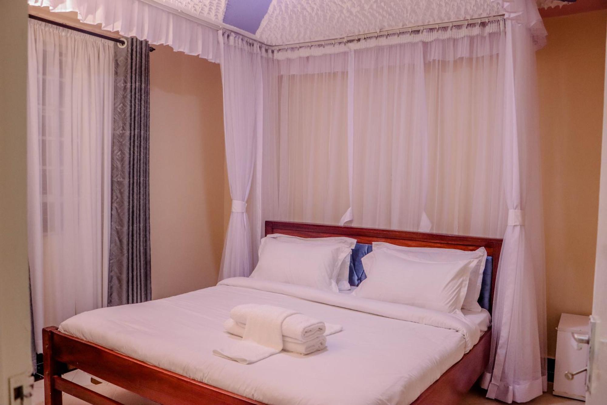 Hotel Dayo Suites And