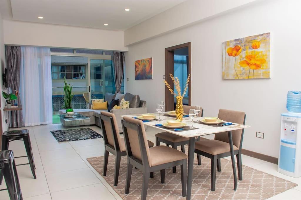 Skynest Luxurious 2br With Gym&pool Apartment