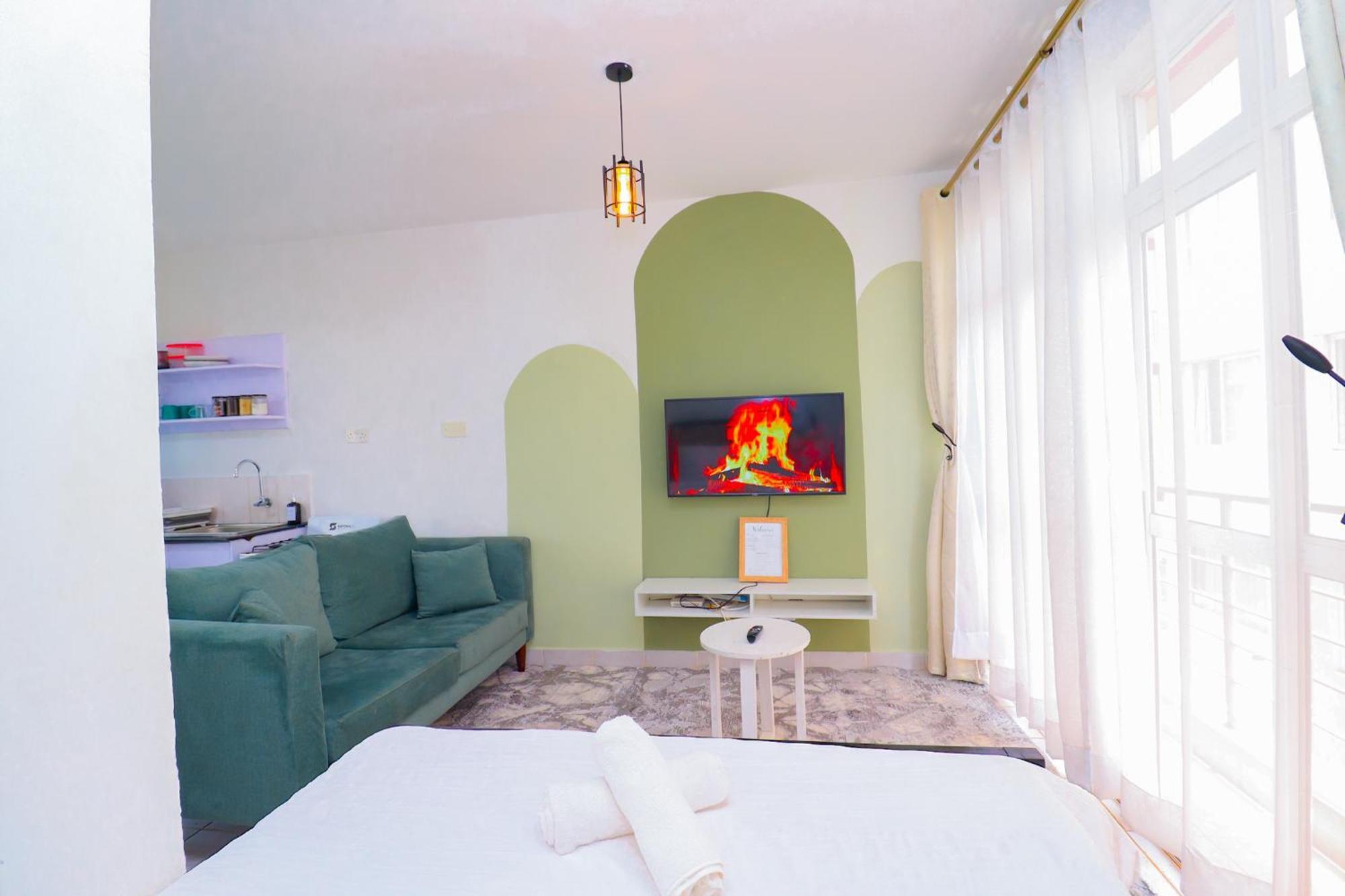 Ngong Road Studio, Racecourse Gardens With Free Parking, Netflix & Pool, Pearl2 Unit Bed & Breakfast
