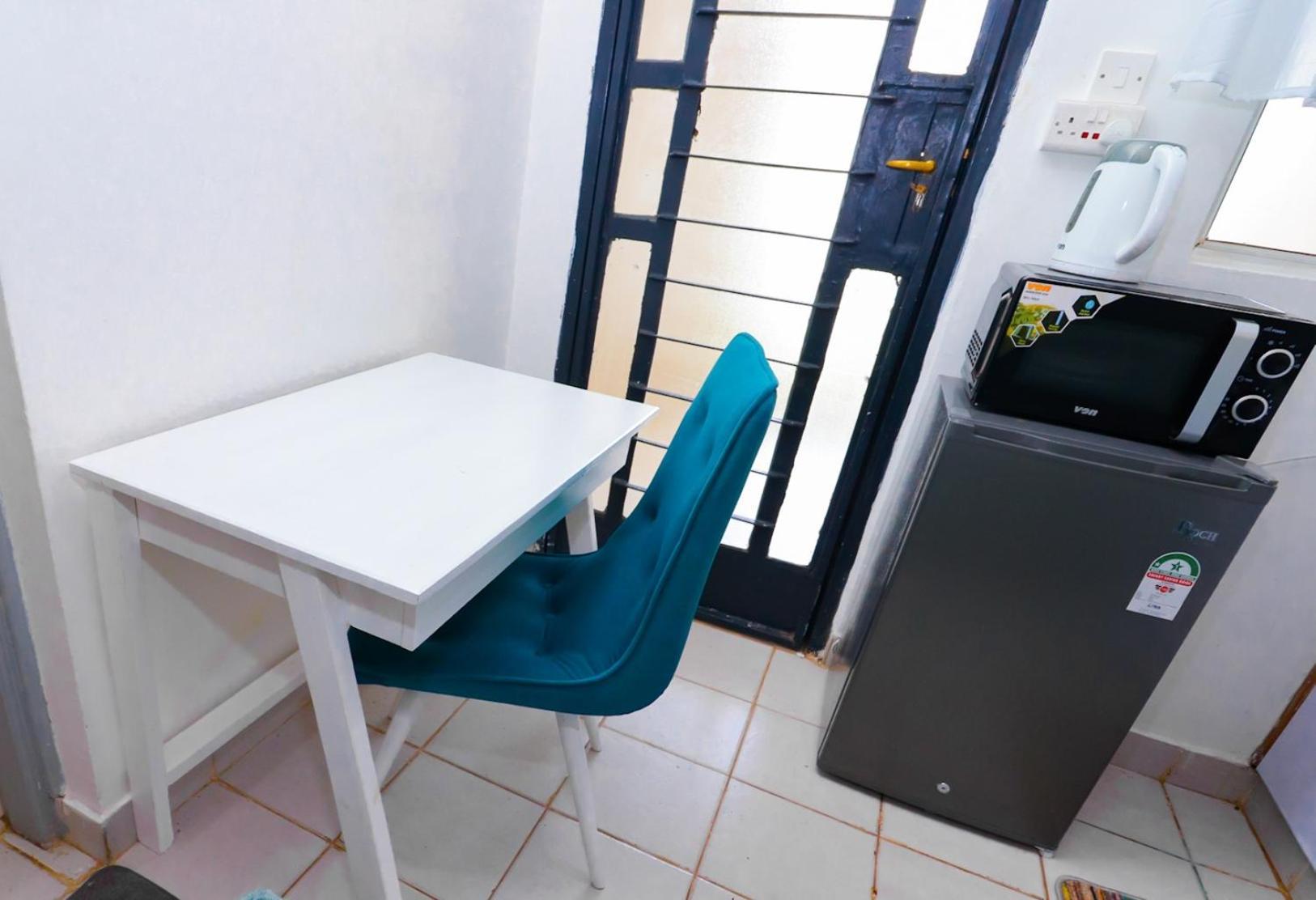 Ngong Road Studio, Racecourse Gardens With Free Parking, Netflix & Pool, Pearl2 Unit Bed & Breakfast Nairobi