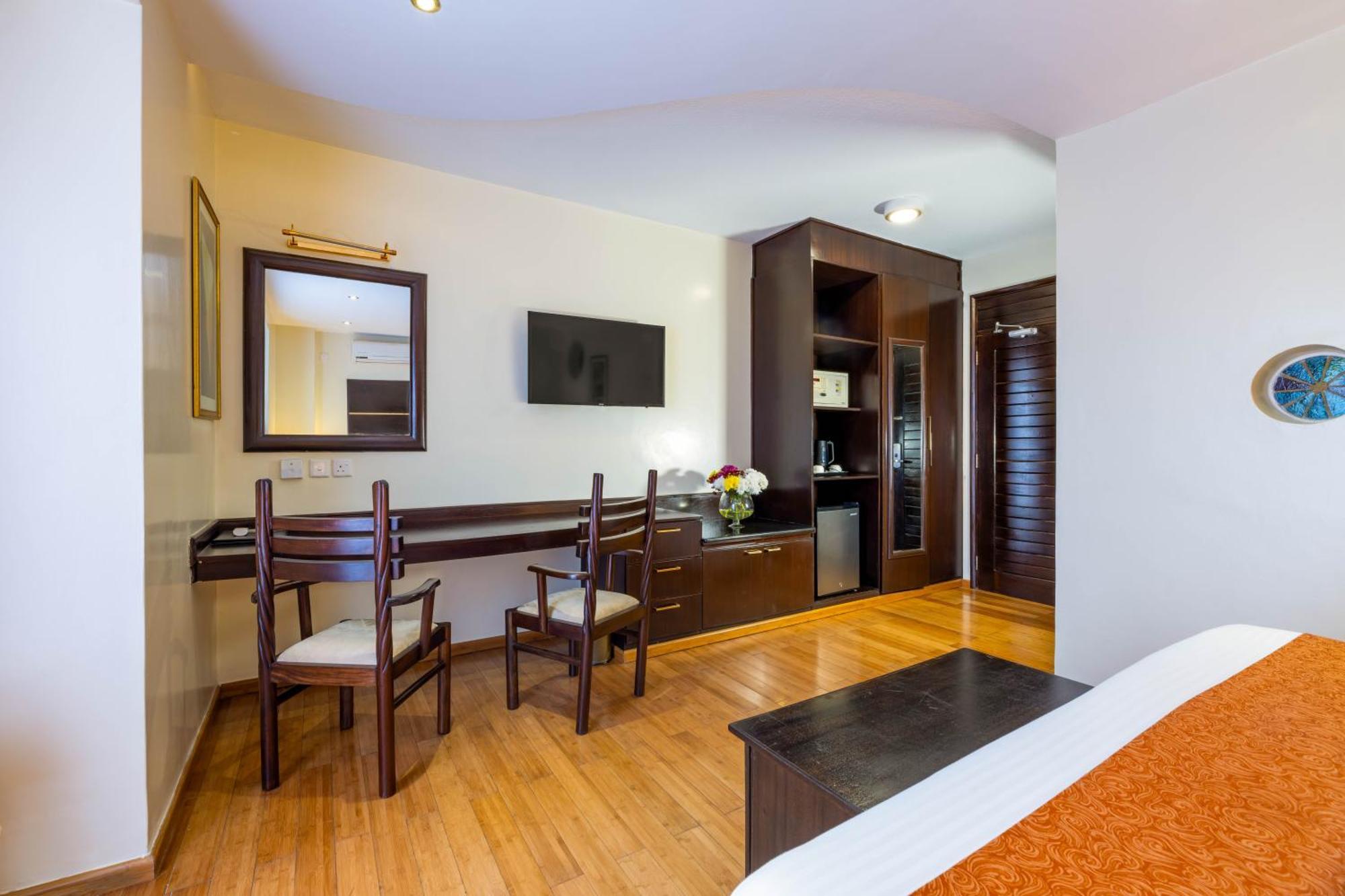 The Monarch Hotel 3*