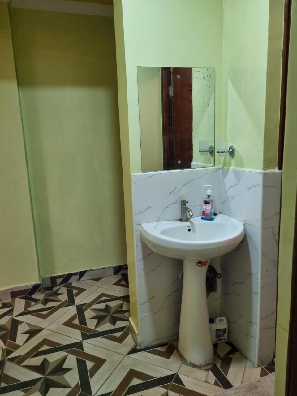 Spacious 1 Bedroom Mirema Drive With Parking *