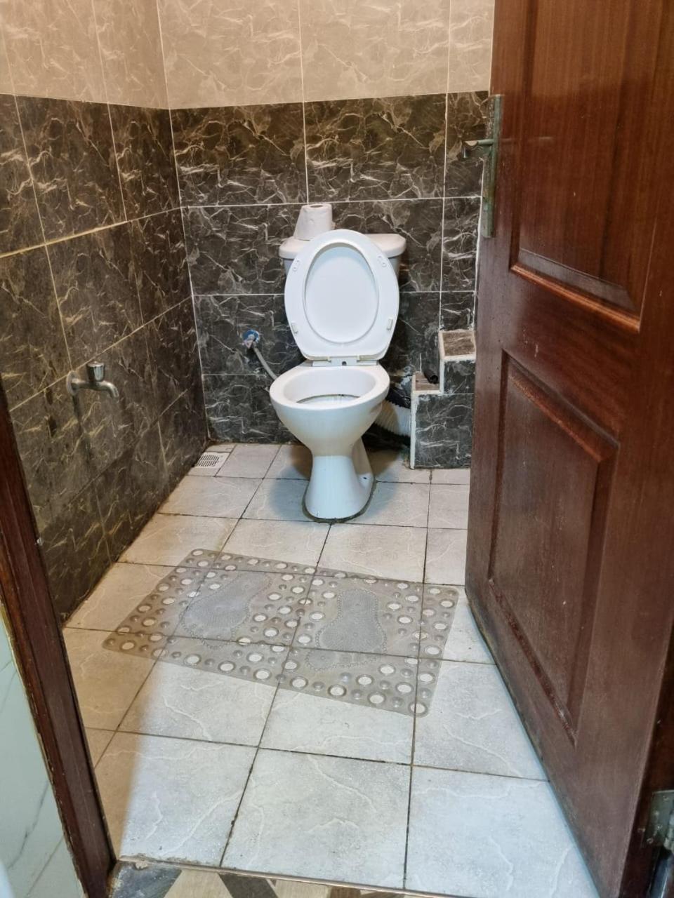 Spacious 1 Bedroom Mirema Drive With Parking *