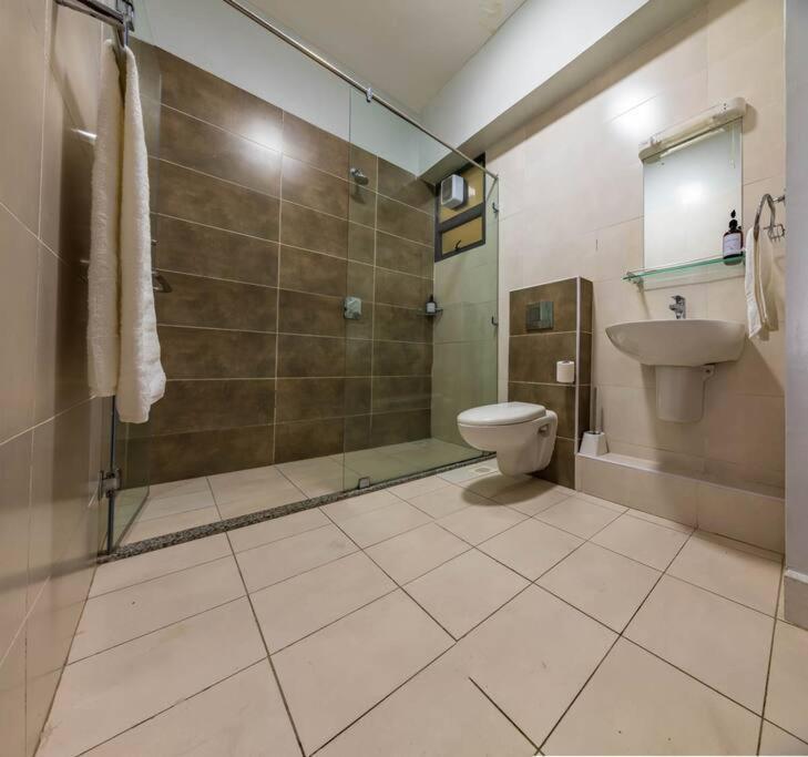 Lush Retreat Near Yaya Center With Pool, Gym & Views * Nairobi