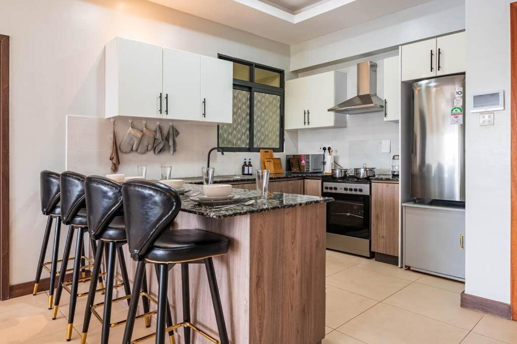 Apartment Lush Retreat Near Yaya Center With Pool, Gym & Views Nairobi