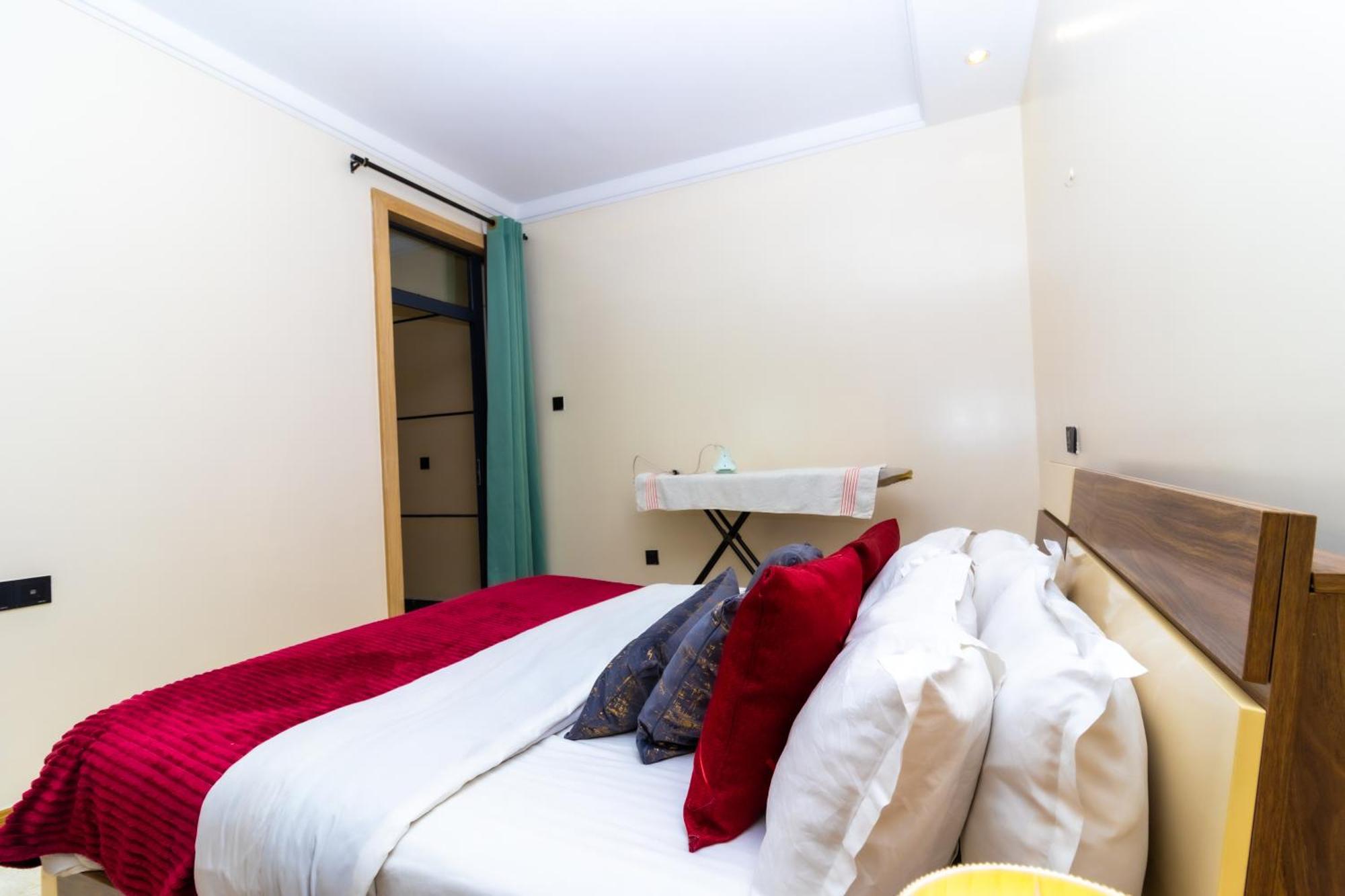 Modern Luxe 2 Bed With Pool & Gym Apartment