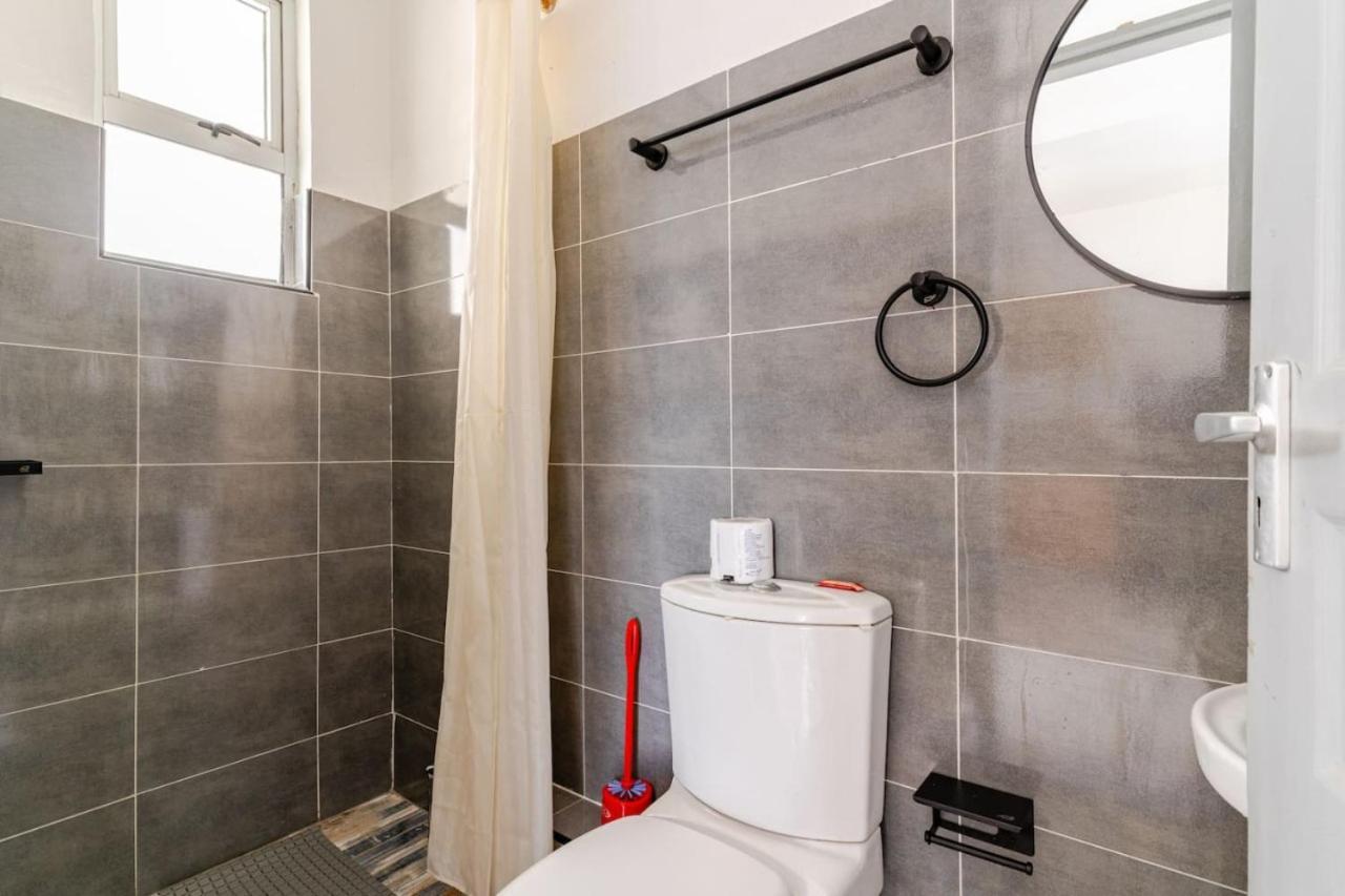 The Ultimate Escape With Pool, Gym , Fast Wifi And Netflix Apartment