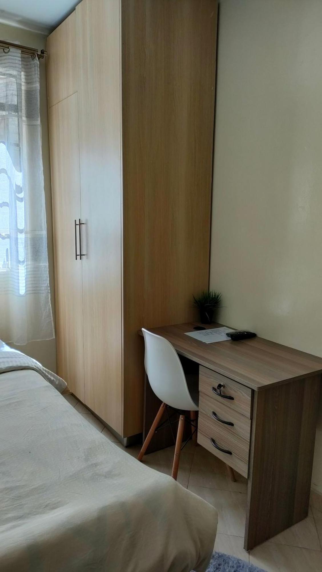 Mollyanne Apartment *