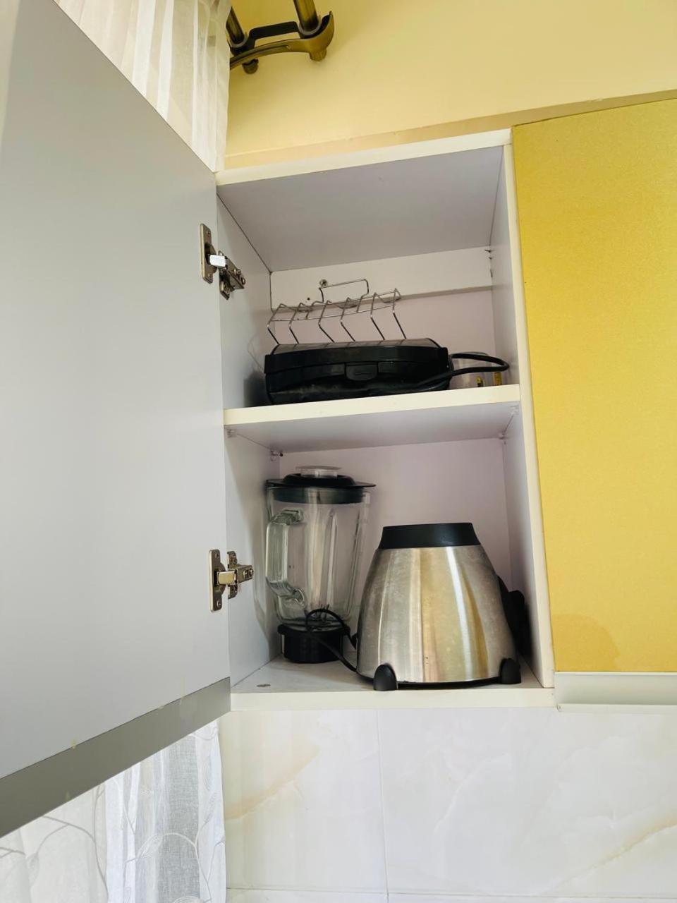 Kilimani Vacation One And Half Bedroom Netflix Near Yaya Centre *