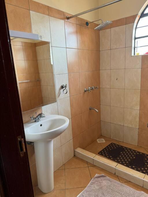 Pousada Exquisite 4-bedroom In Prime Gated Community Nairobi