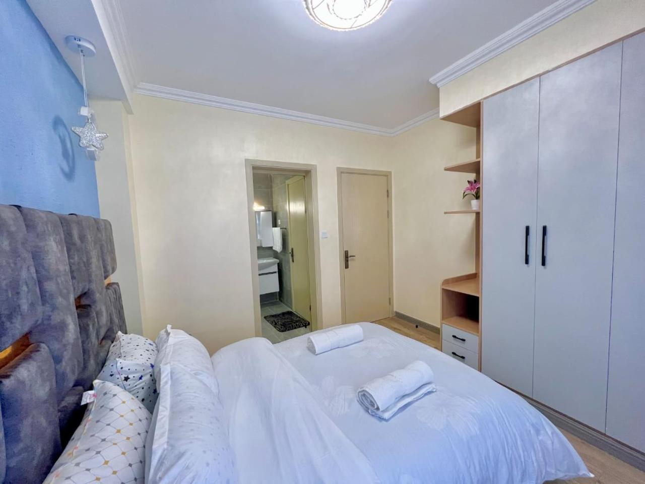 Modern Retreat With Breathtaking Views Heated Swimming Pool ,gym And Ample Parking *