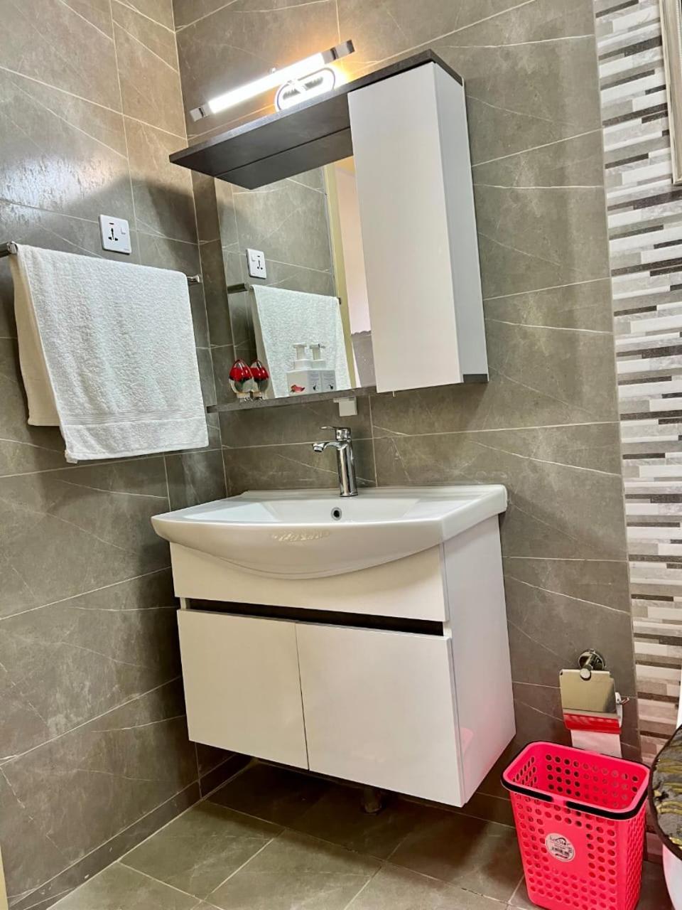 Modern Retreat With Breathtaking Views Heated Swimming Pool ,gym And Ample Parking * Nairobi