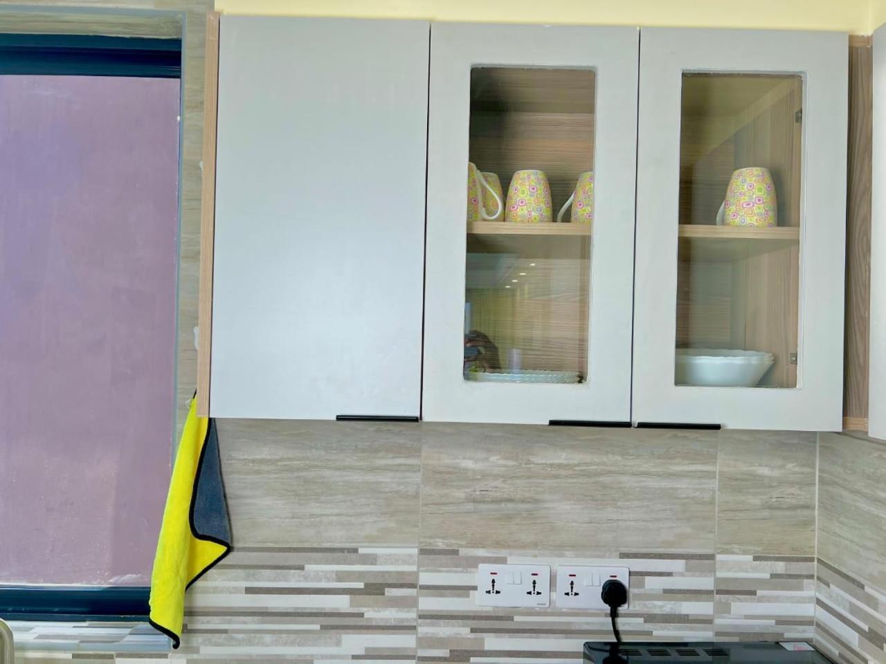 Apartment Modern Retreat With Breathtaking Views Heated Swimming Pool ,gym And Ample Parking *