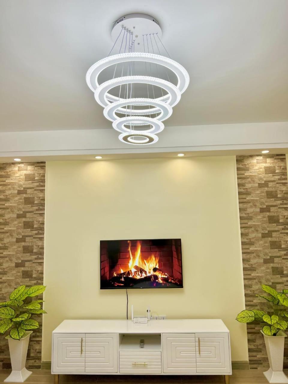 Apartment Modern Retreat With Breathtaking Views Heated Swimming Pool ,gym And Ample Parking