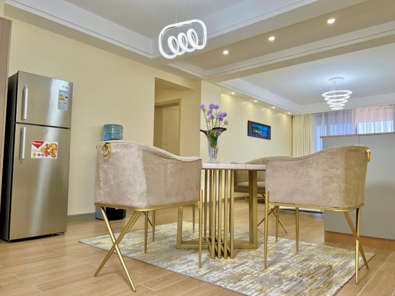 Modern Retreat With Breathtaking Views Heated Swimming Pool ,gym And Ample Parking Apartment *