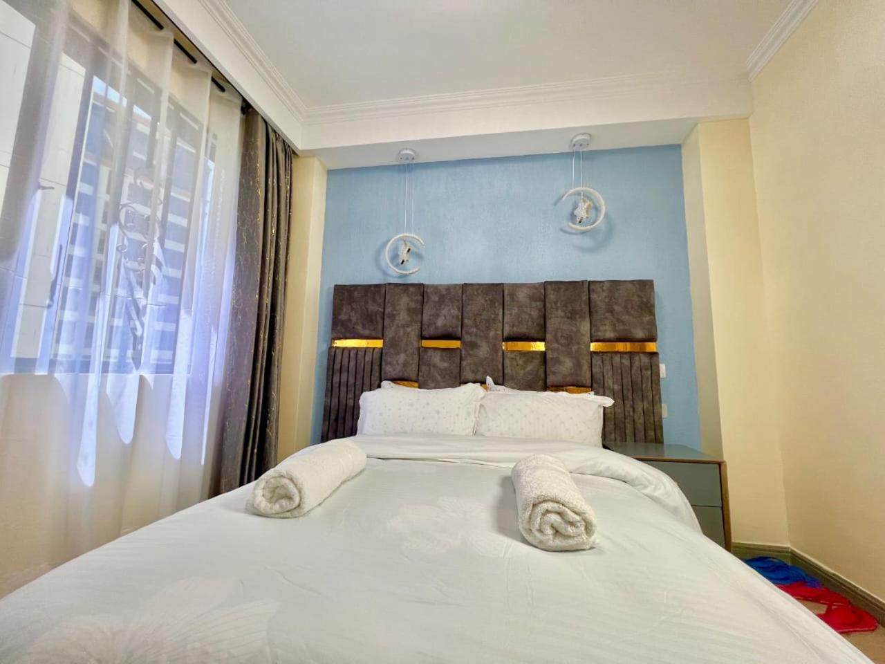 Apartment Modern Retreat With Breathtaking Views Heated Swimming Pool ,gym And Ample Parking *