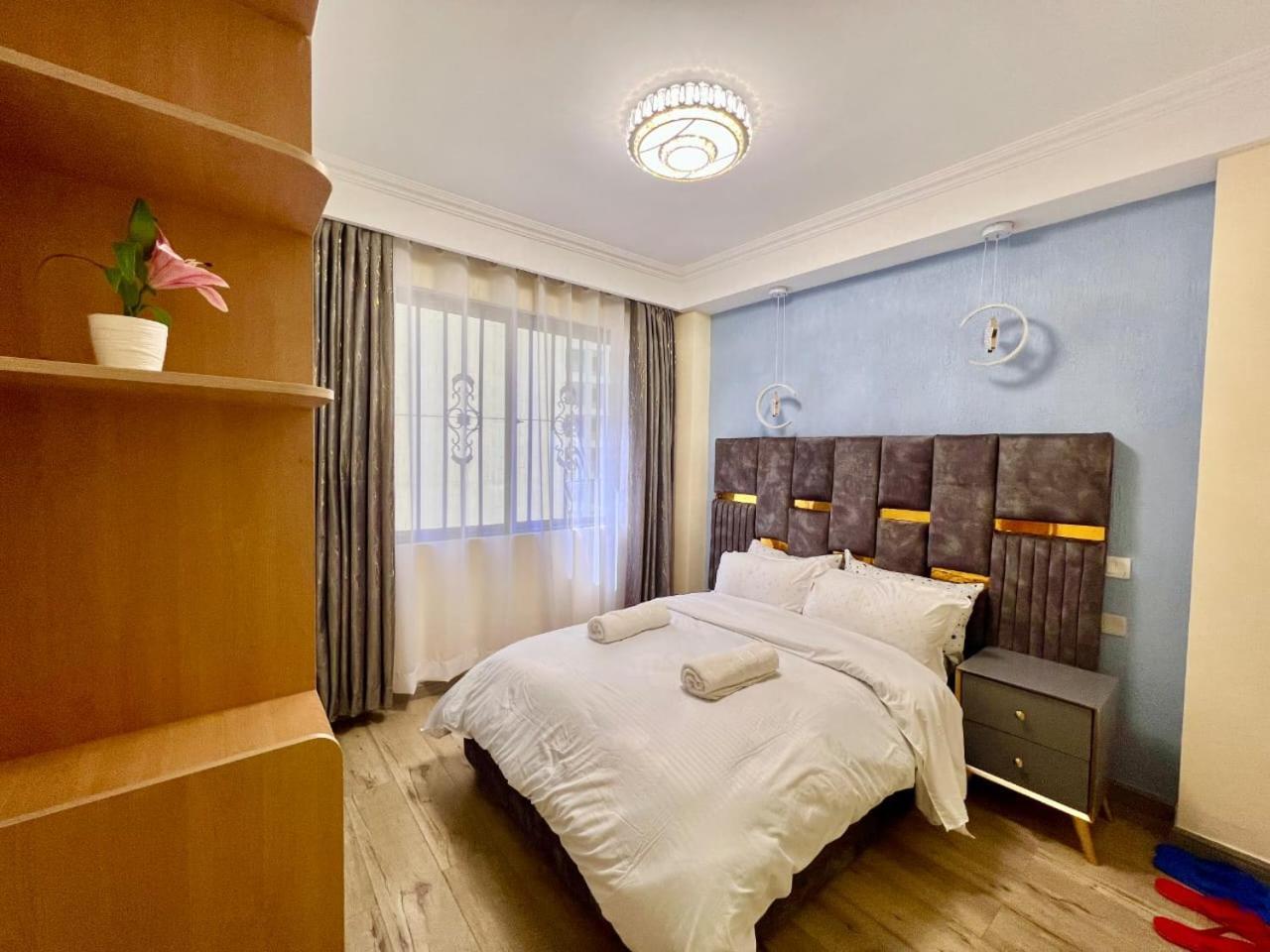 Modern Retreat With Breathtaking Views Heated Swimming Pool ,gym And Ample Parking Apartment