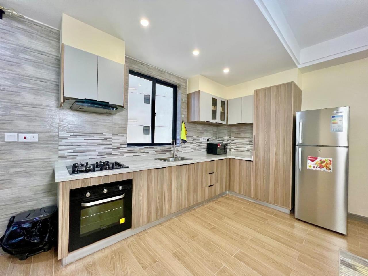Apartment Modern Retreat With Breathtaking Views Heated Swimming Pool ,gym And Ample Parking *