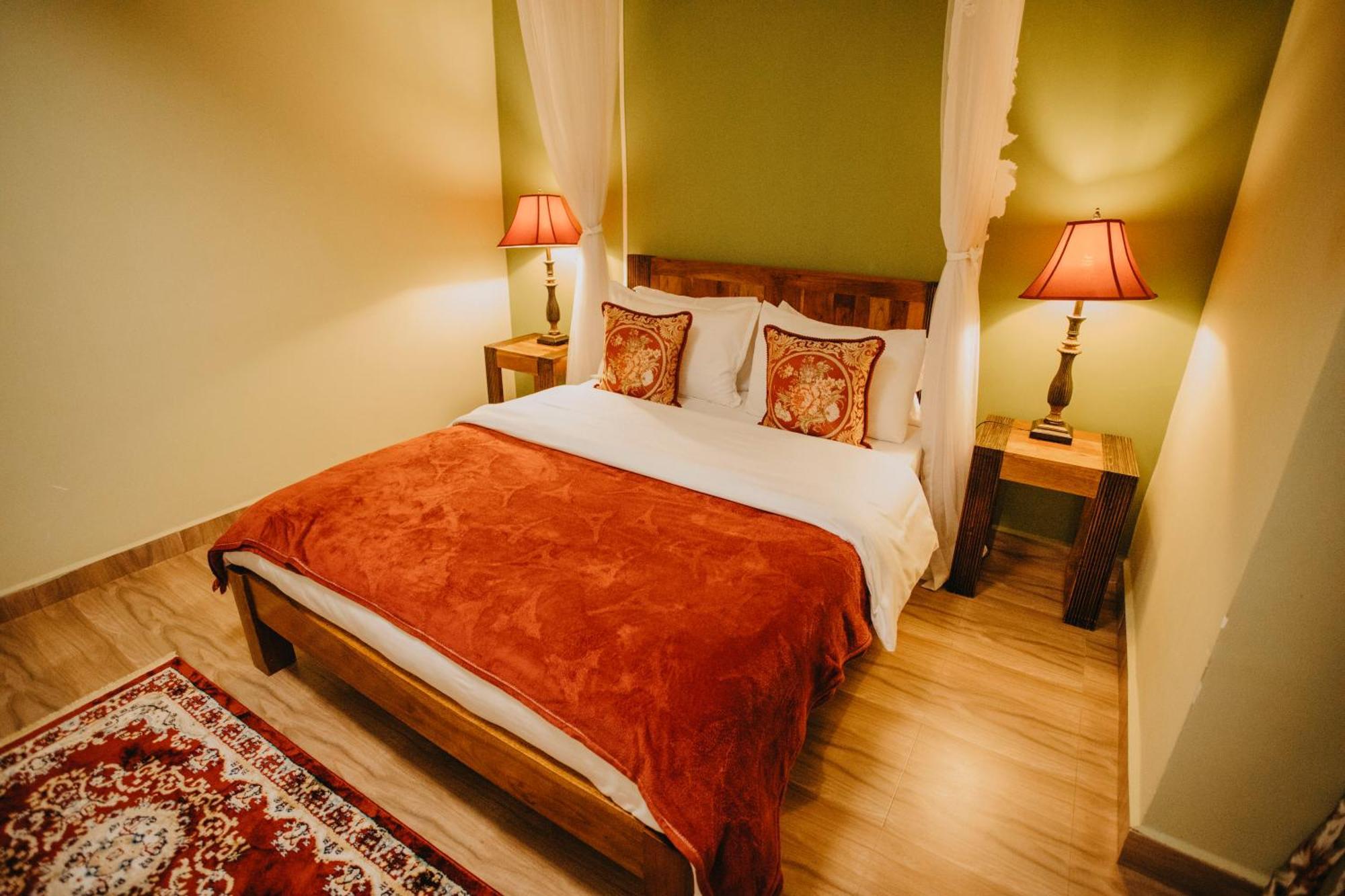 Teresita Karen-giraffe Site Homestay