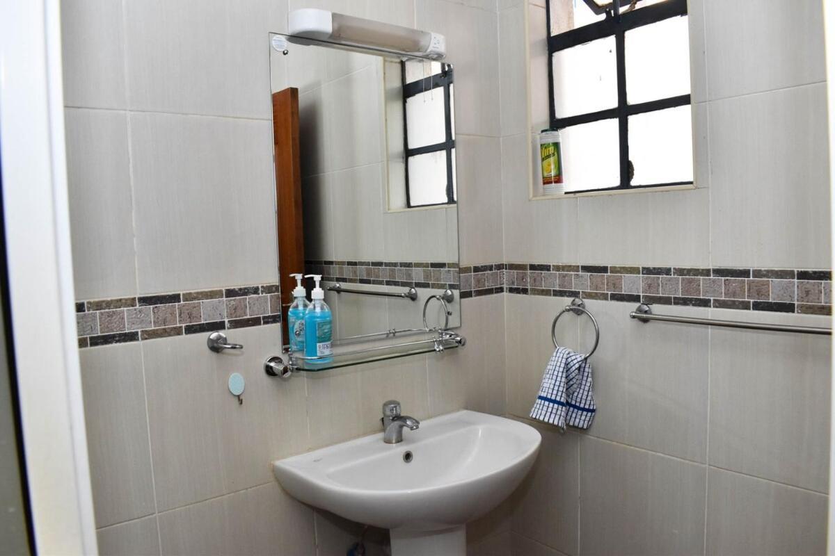 Riverside Spacious Haven Apartment *