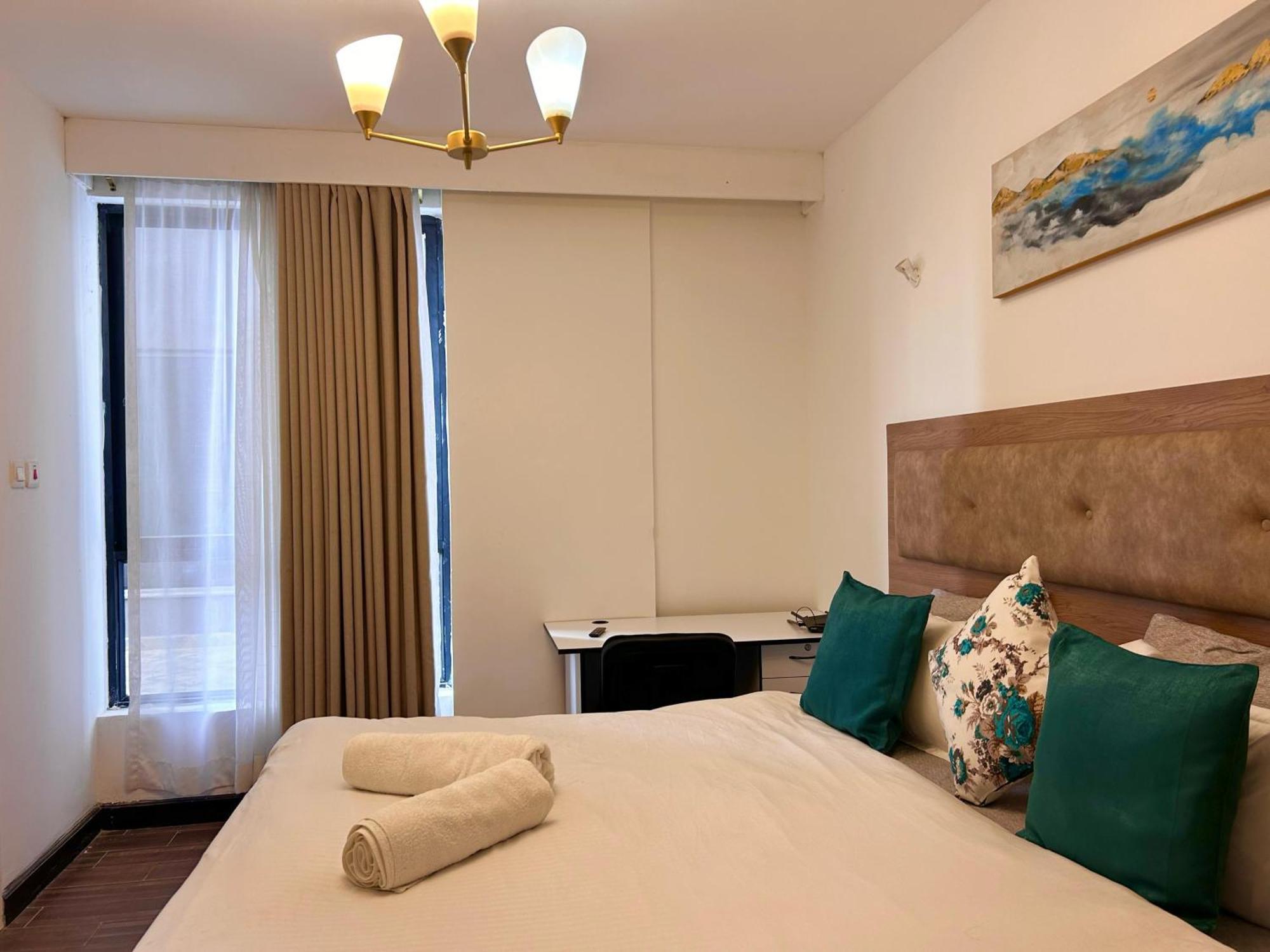 Roseville Apartment *
