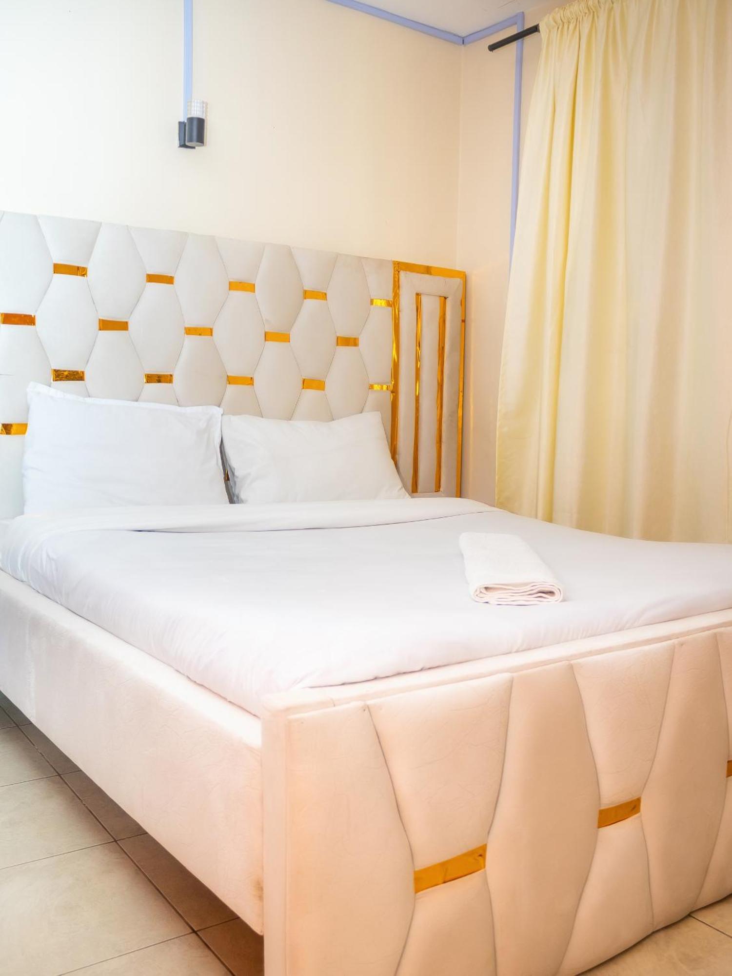 Honey Two Bedroom Master & *