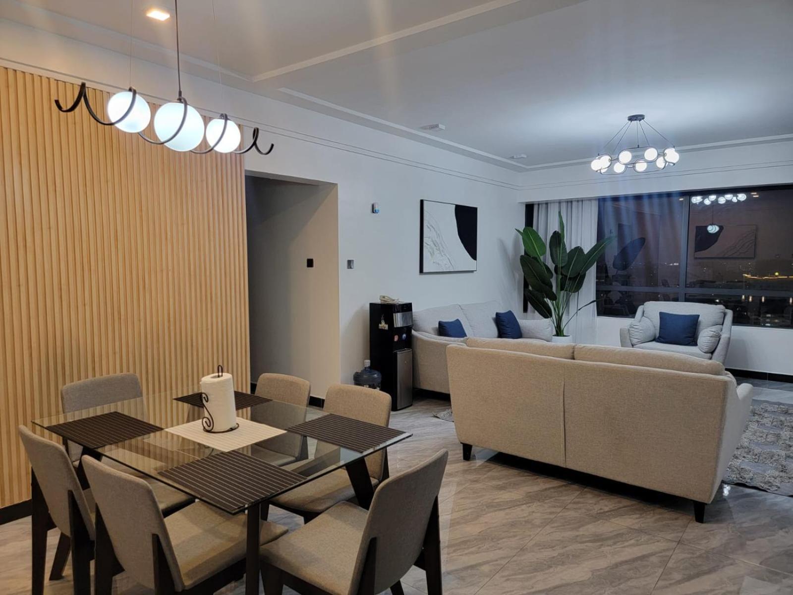 Spacious Elegant With Swimming Pool, Private Parking Space, Child Play Area And Unbeatable Views * Nairobi