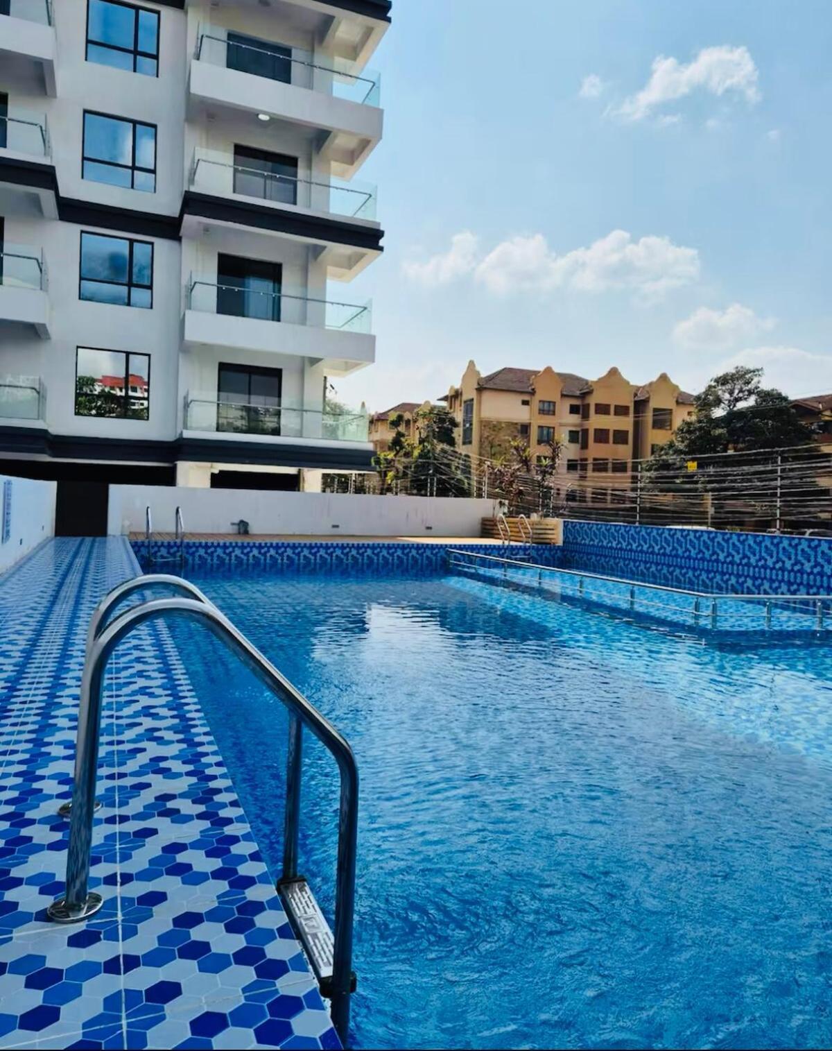 Stylish 2br Sunset View Pool Gym Sauna Work Desk Apartment *