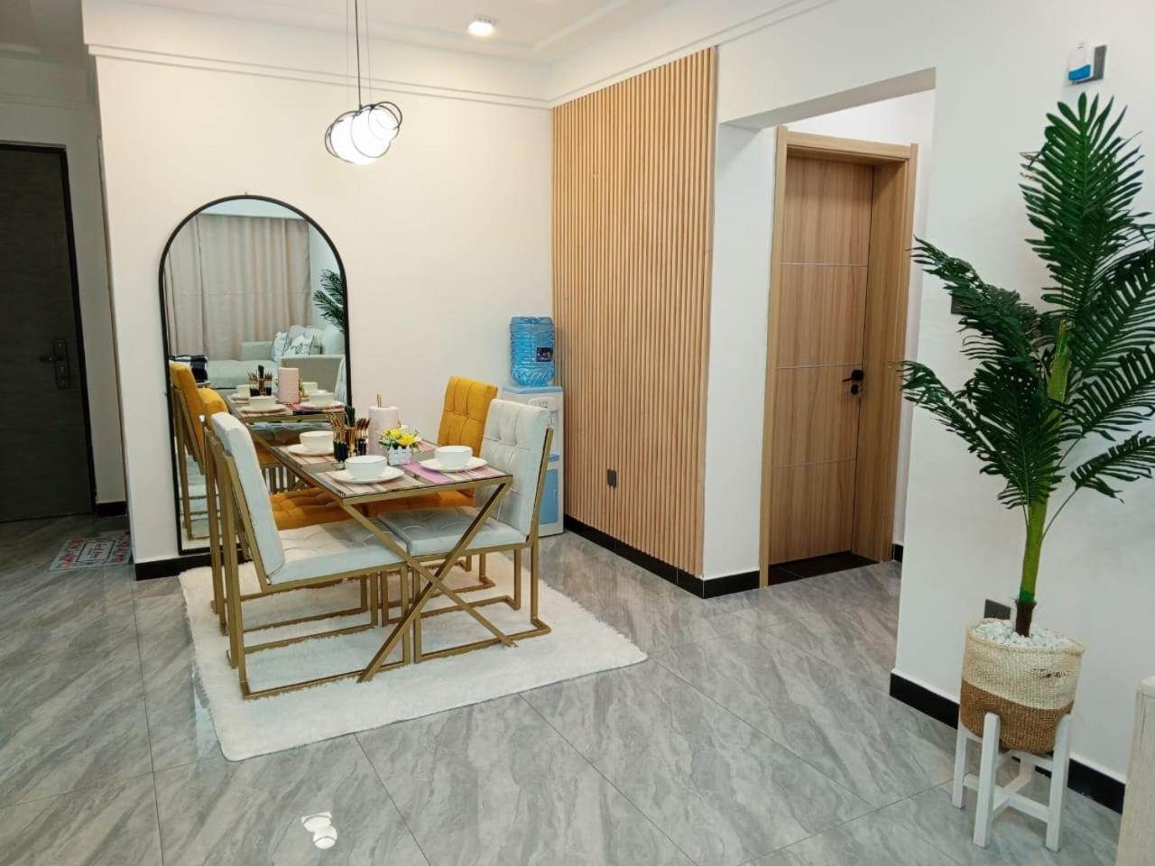 Executive Beautifully Furnished With Modern Finishings,swimming Pool,fully Equipped Gym And Other Luxurious Facilities And Close Proximity To Major Shopping Malls In Kilimani Apartamento *
