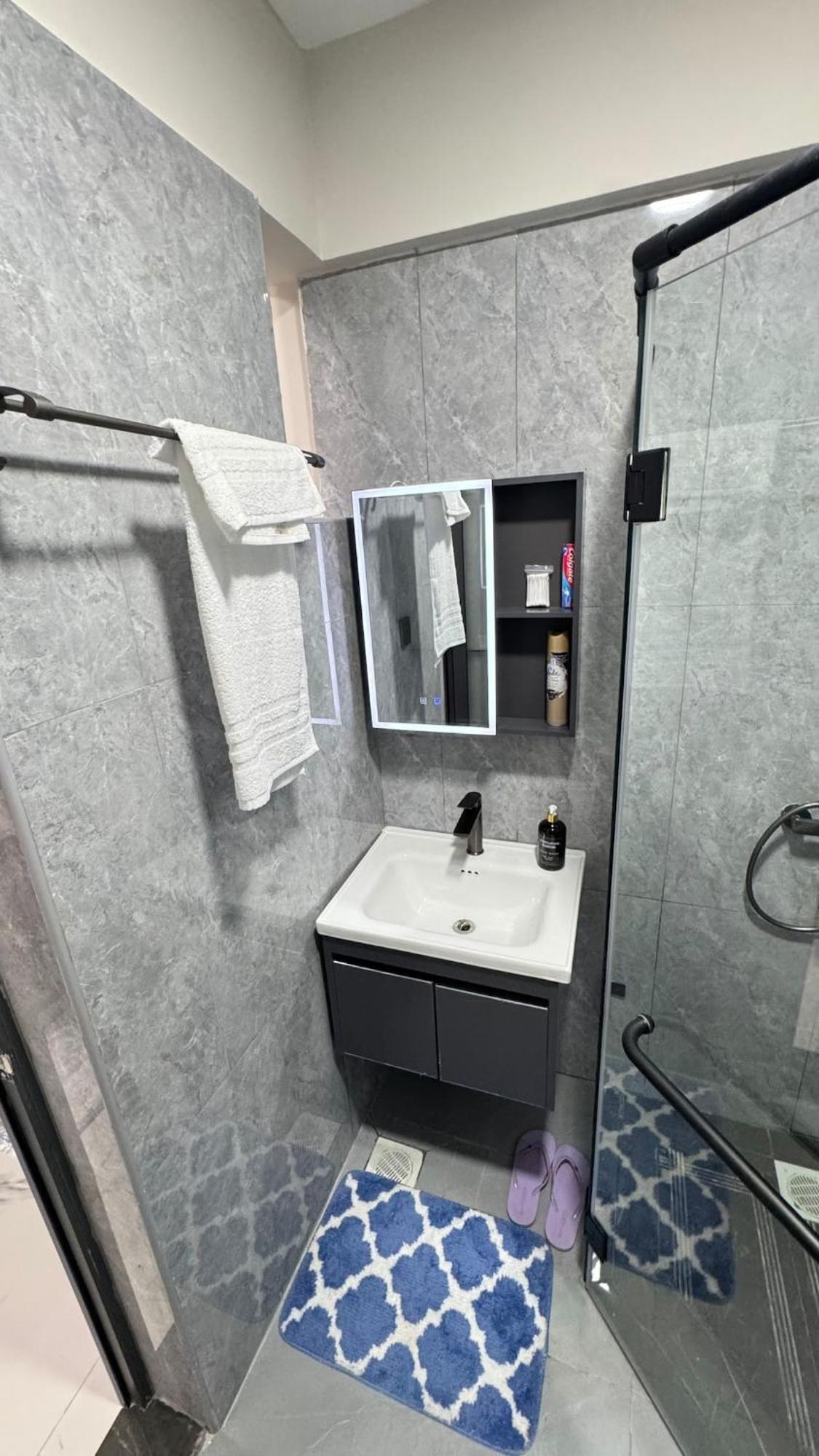 Modern Luxury 1br In Kilimani Wifi,netflix,free Packing Apartment Nairobi