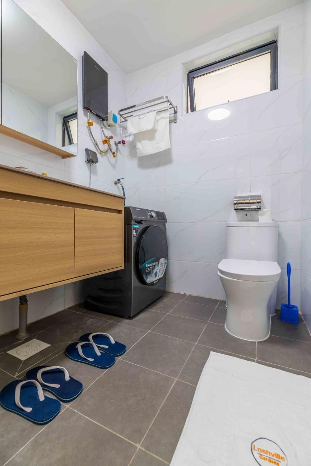 Elegantly Furnished With Swimming Pool ,gym And Breathtaking Views *