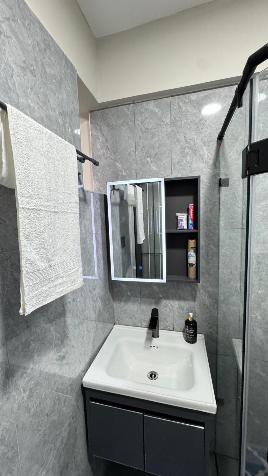 Modern Luxury 1br In Kilimani Wifi,netflix,free Packing Apartment Nairobi