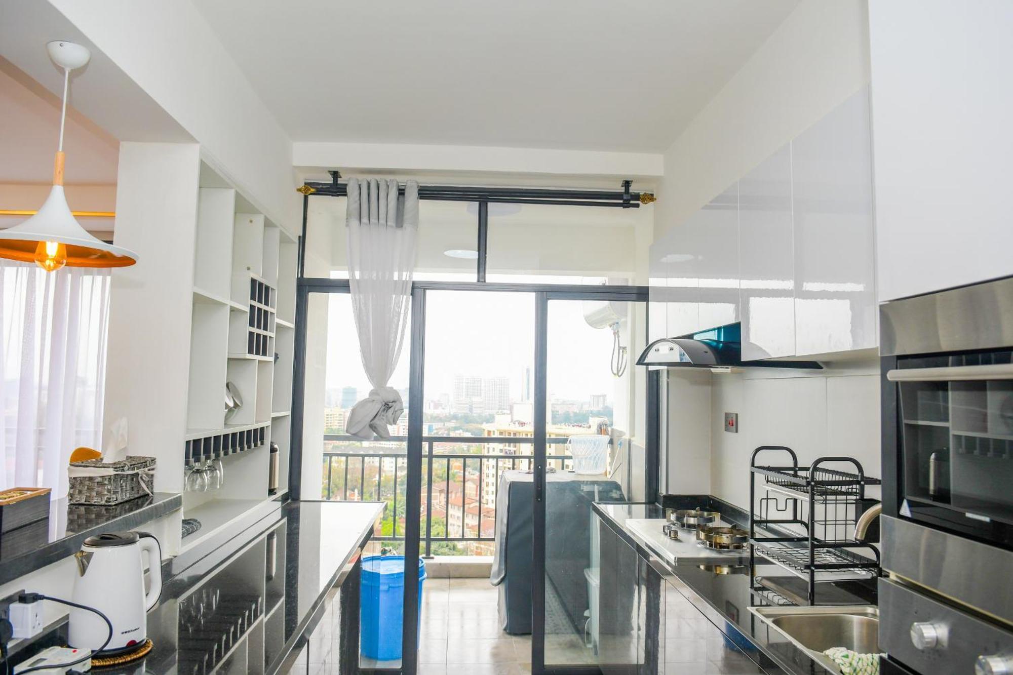 Apartment Comfort Three Bedroom With Servant Quarter, Gym ,children Play Area ,rooftop Football Pitch, Coffee House, Restaurants, Garden And Amazing Scenic Views In Kileleshwa *