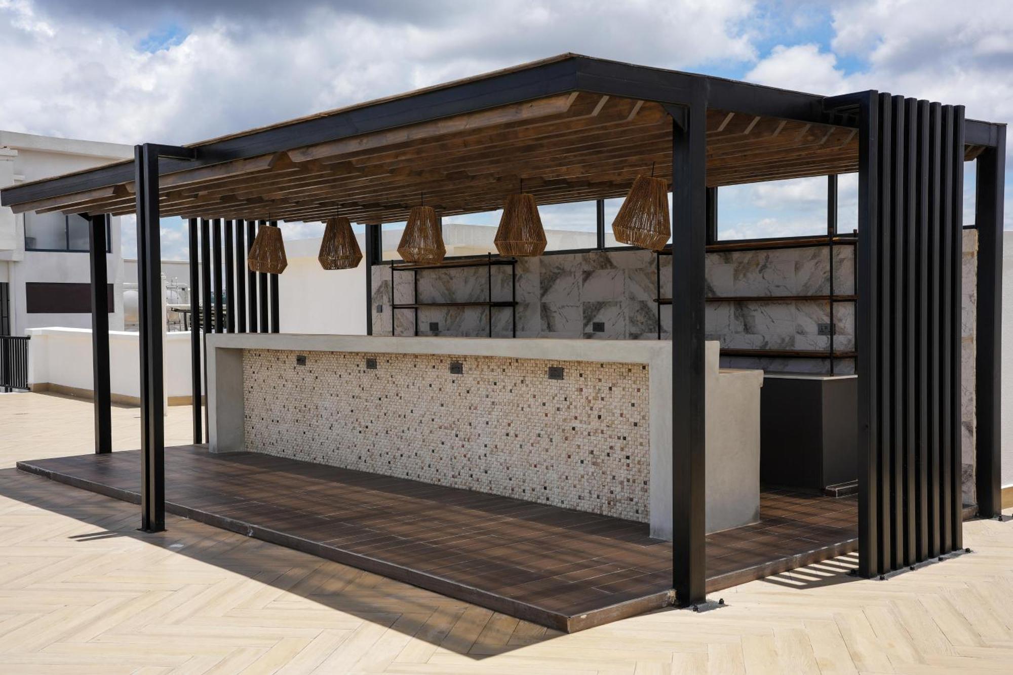 Rooftop Pool, Gym And Stunning Views