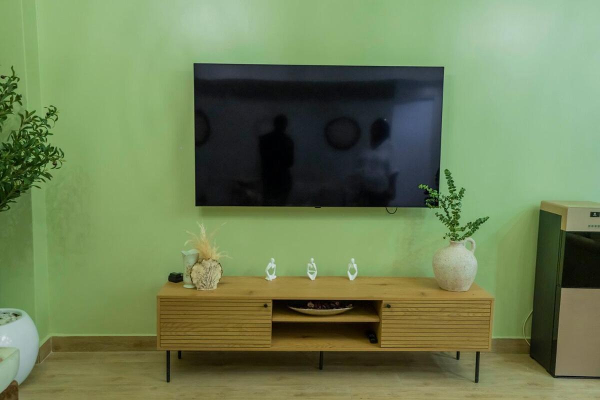 Stylish Getaway 2br Pooltable Apartment *