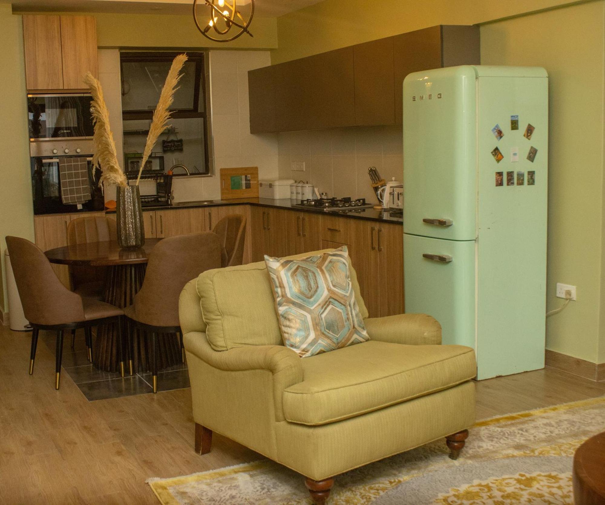 Stylish Getaway 2br Pooltable Apartment