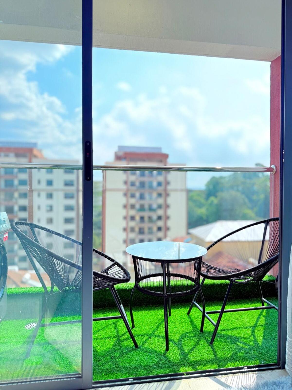 2br Stylish Lavington Escape *