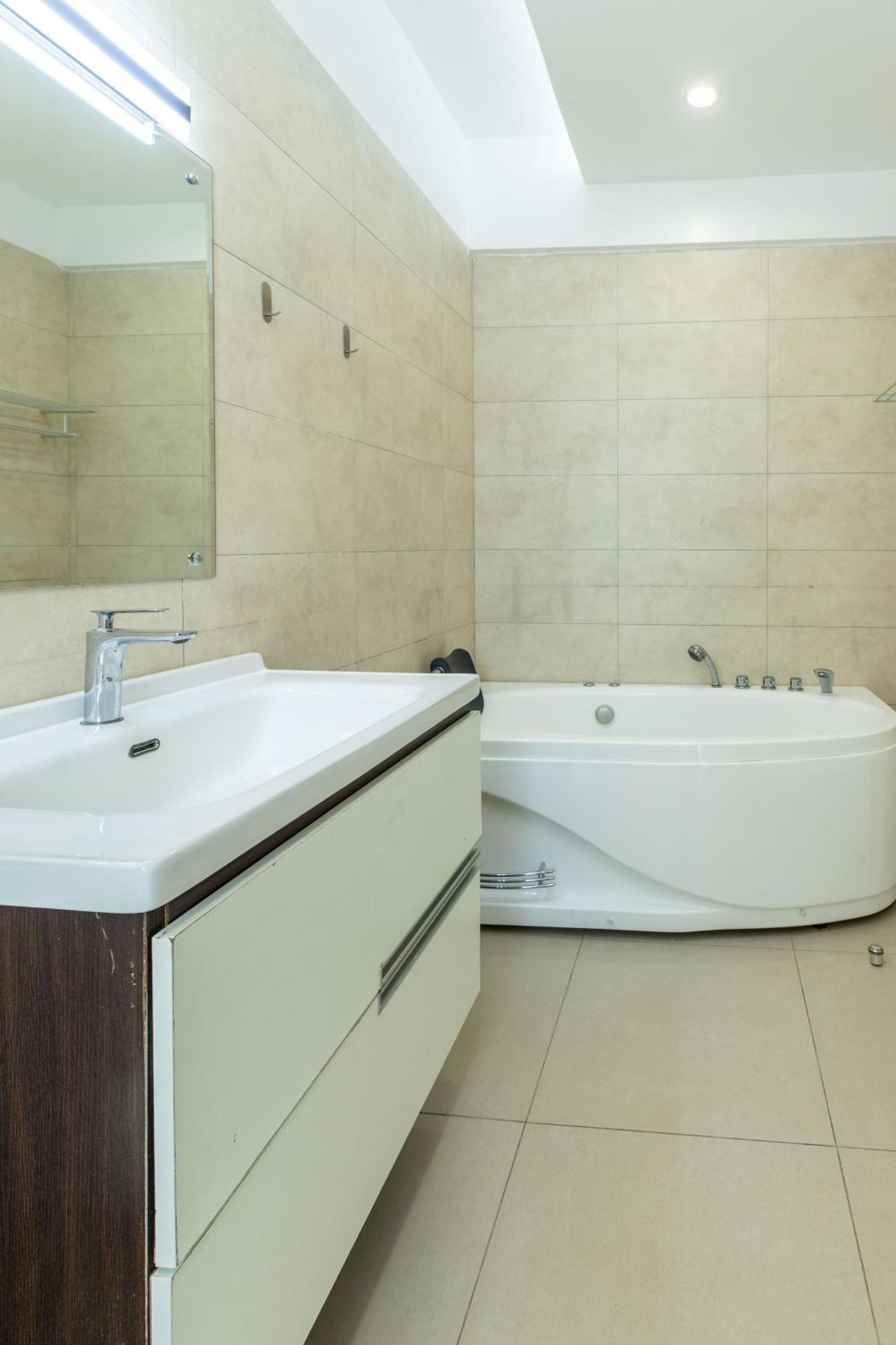 Tarrow E1 Apartment