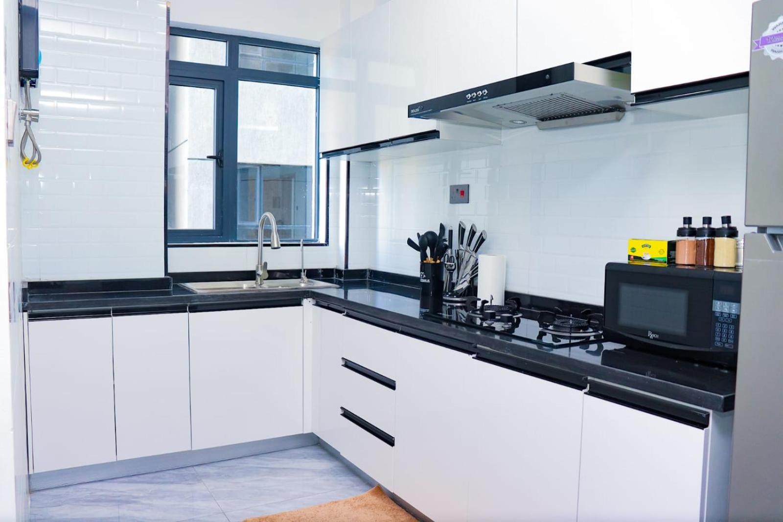 The Beautifully Furnished In Kilimani Near Yaya Center ,close Proximity To Major Shopping Malls ,restaurants With Luxurious Modern Facilities Apartment *