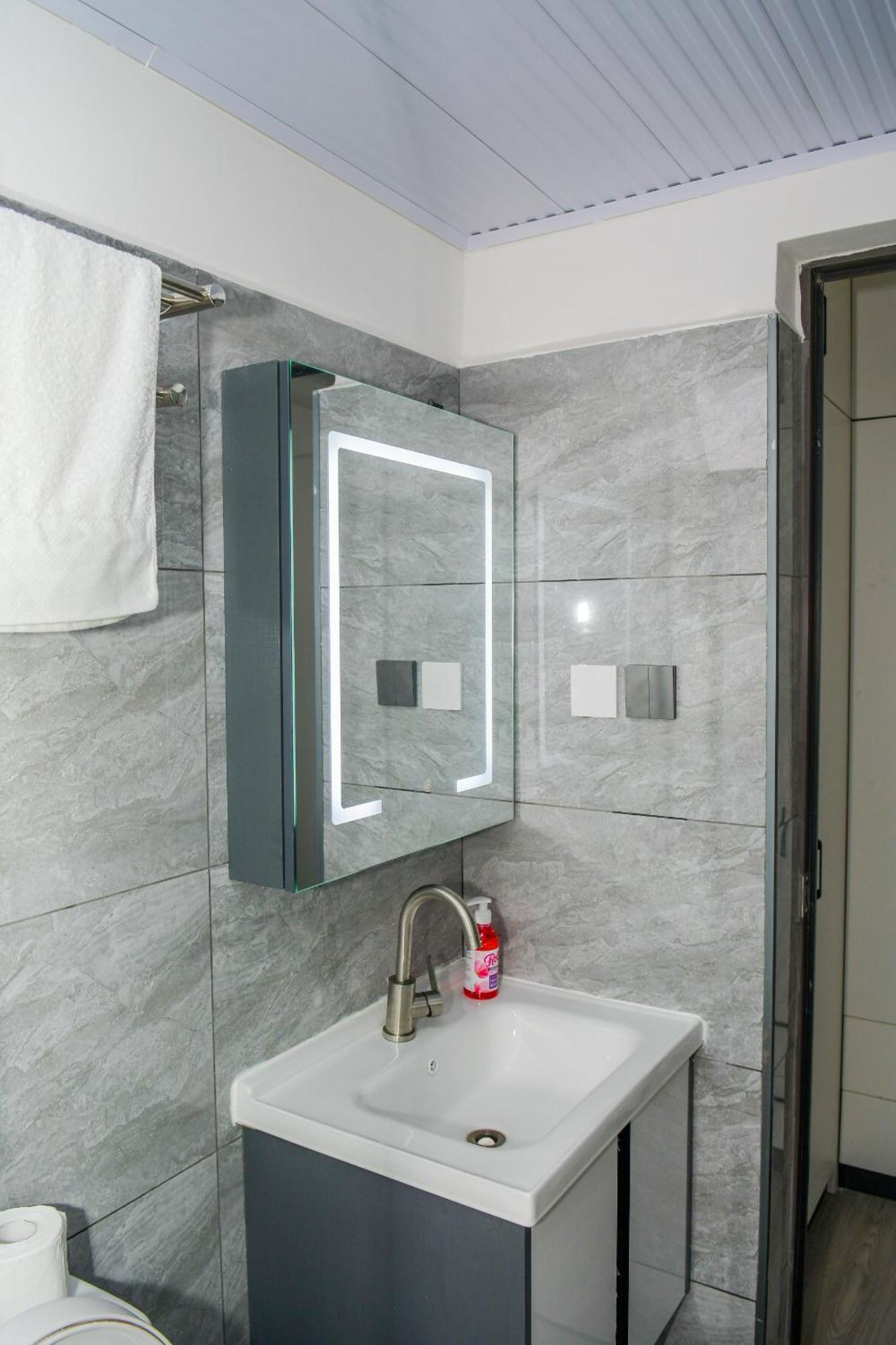 Apartment Executive Three Bedroom With Dsq , Gym, Children Play Area, Rooftop Football Pitch, Coffee House, Restaurant, Garden And Amazing Scenic Views In Kileleshwa *