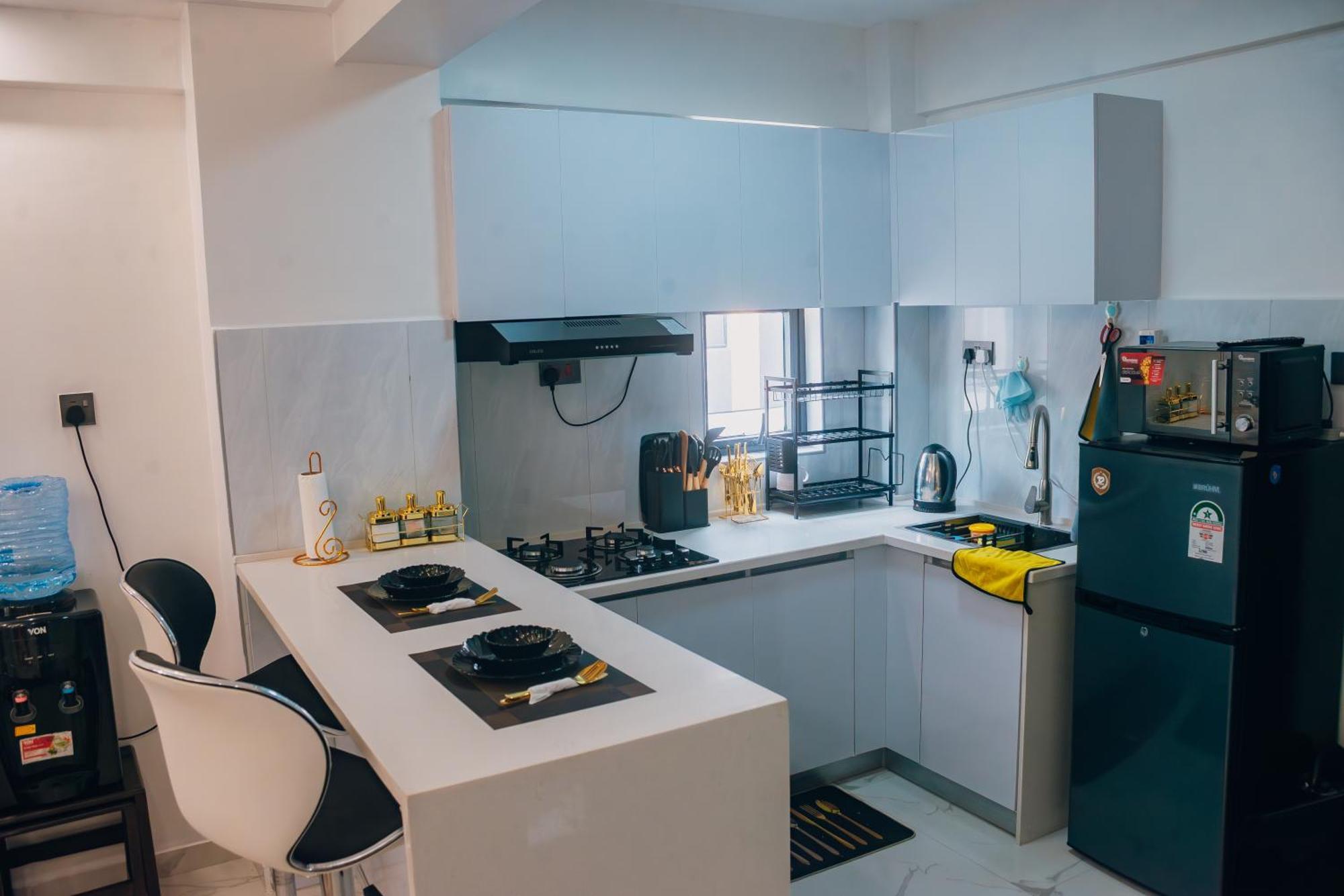 Modern 1 Bedroom Apartment In Kilimani With Equipped Gym, Panoramic Rooftop, And Workdesk